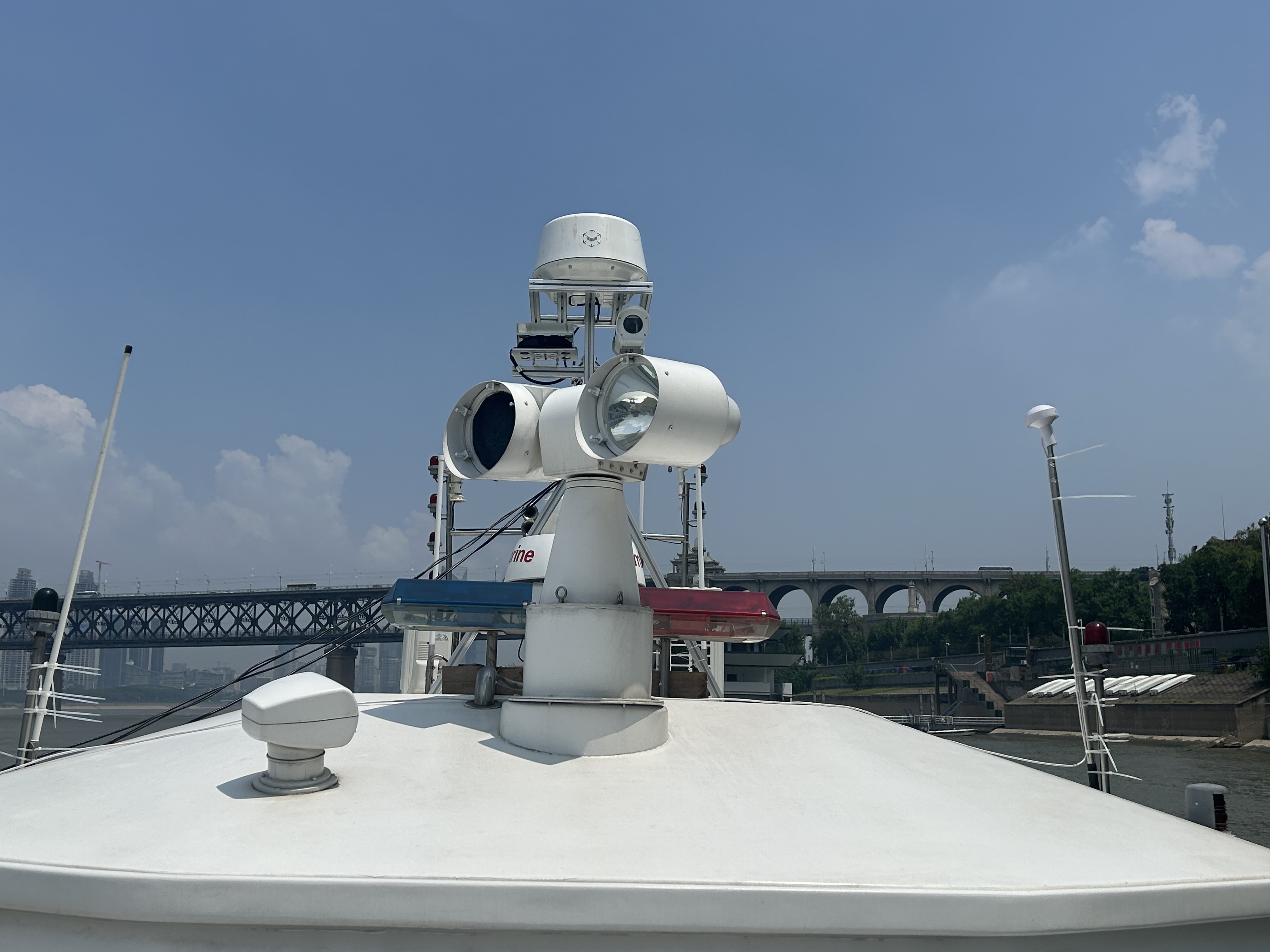 海巡船前部传感器安装现场