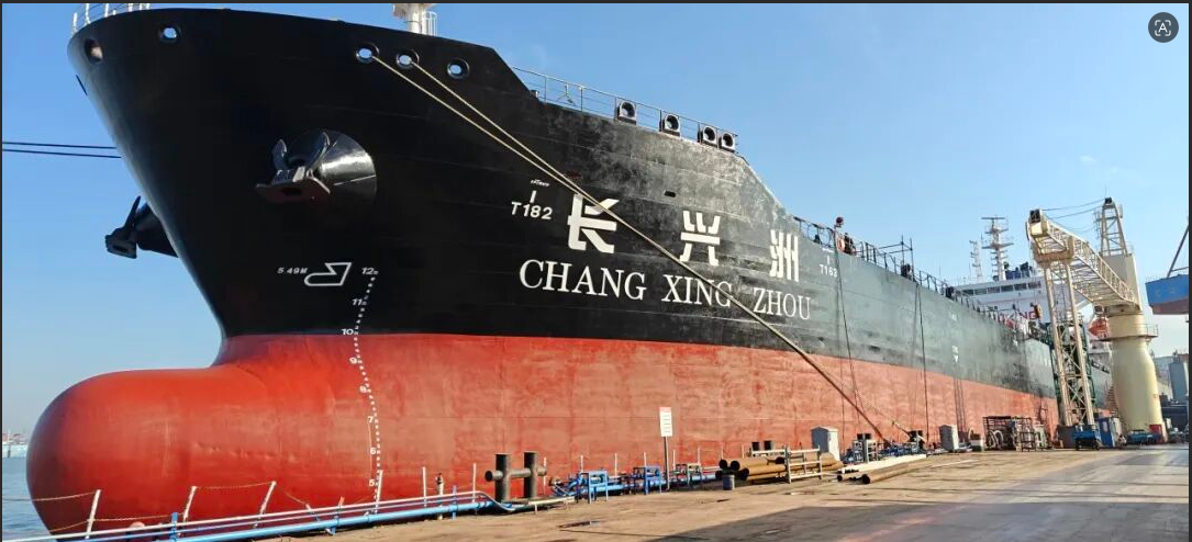 招商局南京油运长兴洲轮靠泊现场